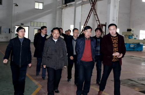 临湘市委书记黄俊钧一行到万搏网立体停车设备考察调研 